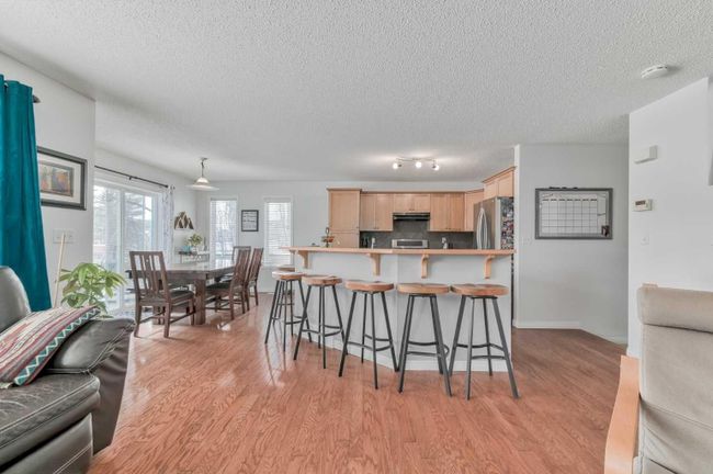 117 Royal Birch Mews Nw, Home with 3 bedrooms, 3 bathrooms and 4 parking in Calgary AB | Image 5