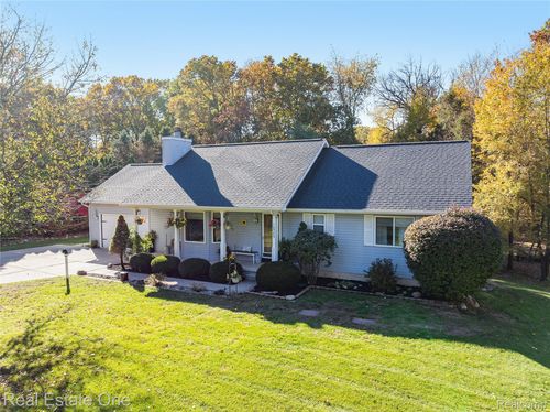 10589 Home Shore Dr, Pinckney, MI, 48169-9562 | Card Image