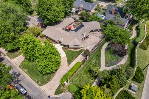 68 S Mission Rd, Eastborough, KS, 67207-1033 | Card Image