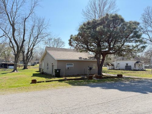 134 W Lee St, Aurora, MO, 65605-1156 | Card Image