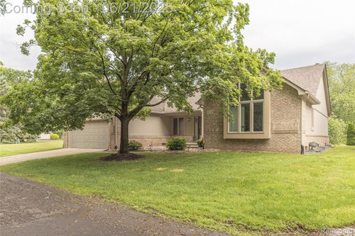 3145 Point Of The Woods Dr, West Bloomfield, MI, 48324-2152 | Card Image