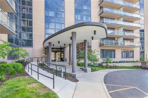 apt-702-4545 Wornall Rd, Kansas City, MO, 64111-3209 | Card Image