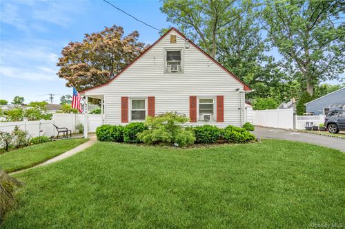 633 Robin Ct, West Hempstead, NY, 11552-3847 | Card Image