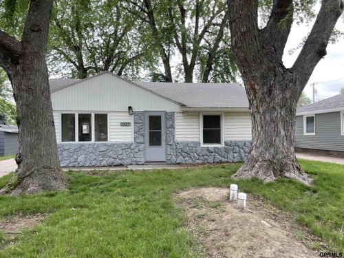 1327 N Cedar Ave, Hastings, NE, 68901-3228 | Card Image