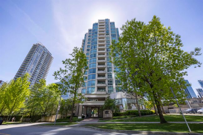 1702 - 4788 Hazel Street, Condo with 3 bedrooms, 2 bathrooms and 2 parking in Burnaby BC | Image 1