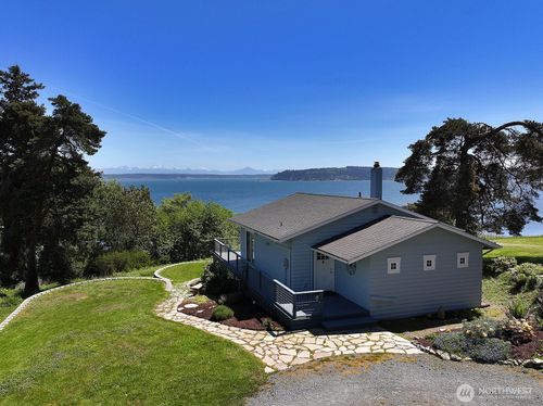 2977 N Bluff Rd, Greenbank, WA, 98253-9717 | Card Image
