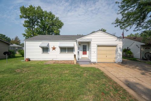 952 Pearl Ave, Salina, KS, 67401-5329 | Card Image