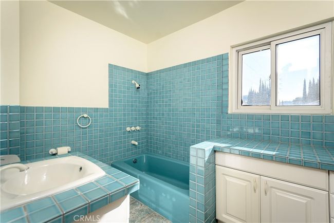 Upstairs Hall Bath | Image 25