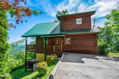 2222 Windswept View Way, Sevierville, TN, 37876-7354 | Card Image