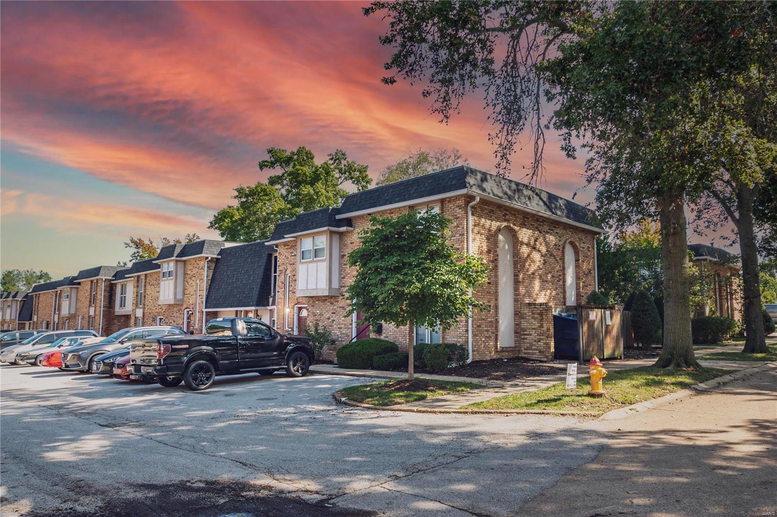 Rue LA Chelle Walk, Saint Louis, MO 63141