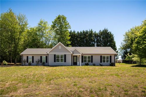 122 Fosstoral St, King, NC, 27021-8803 | Card Image