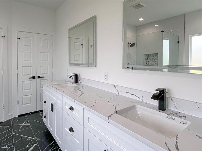 435 Angus Trl, House other with 4 bedrooms, 2 bathrooms and 2 parking in Angleton TX | Image 18
