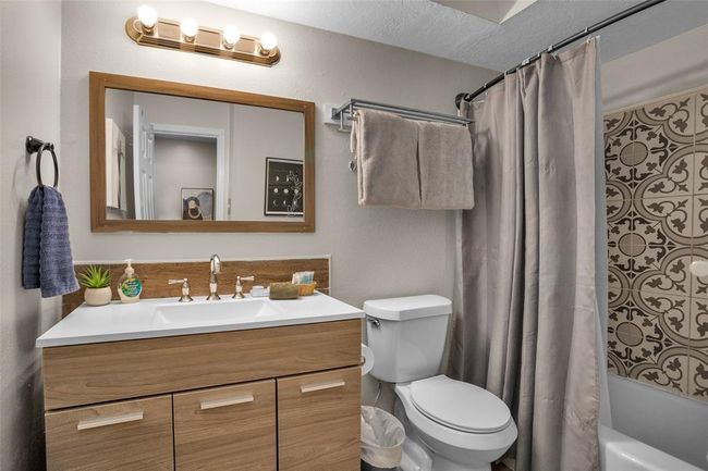 Apt A Hall bath | Image 11
