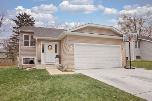 8935 271st Ave, Salem Lakes, WI, 53168 | Card Image