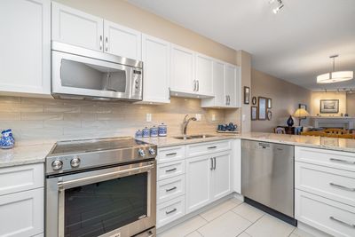 1406 - 1235 Quayside Dr, Condo with 2 bedrooms, 2 bathrooms and 1 parking in New Westminster BC | Image 3