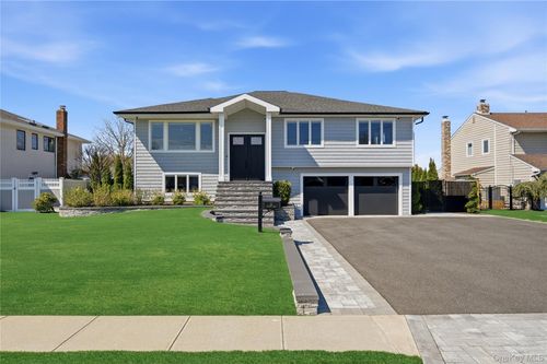11 Dolphin Ln, West Islip, NY, 11795-5017 | Card Image