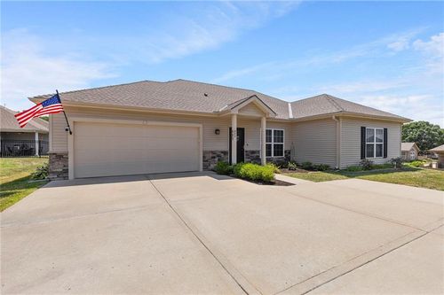 685 Ne 66th St, Gladstone, MO, 64118-4765 | Card Image
