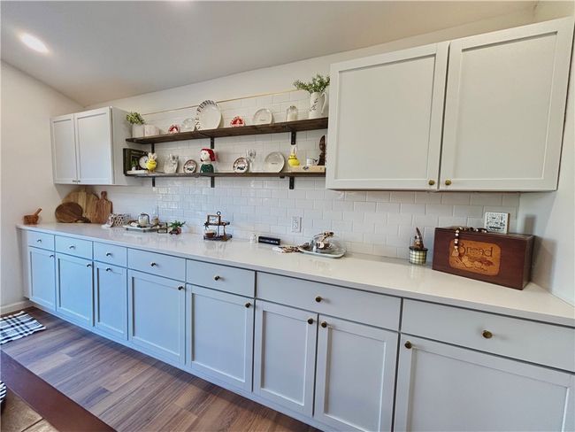 Long counters to bake and Whip up all your meals ! | Image 27