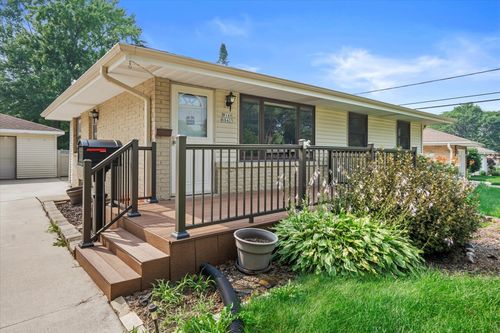 1498425 Norman Dr, Menomonee Falls, WI, 53051-3127 | Card Image
