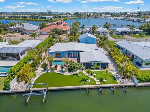 528 Key Royale Dr, HOLMES BEACH, FL, 34217-1226 | Card Image