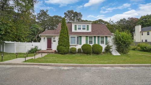 41 Lawrence St, Farmingdale, NY, 11735-3016 | Card Image