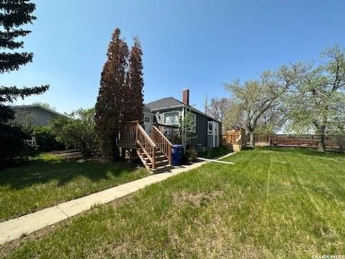 123 5th Ave Se, Eston, SK, S0L1A0 | Card Image