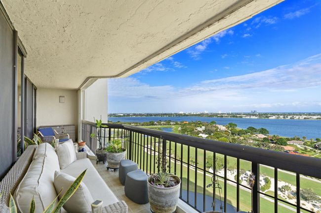 APT-1902 - 1900 Consulate Pl, Condo with 2 bedrooms, 2 bathrooms and null parking in West Palm Beach FL | Image 4