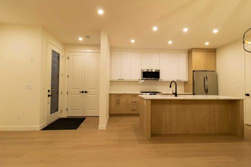 upper-1512 21 Ave Nw, Calgary, AB, T2M1L8 | Card Image