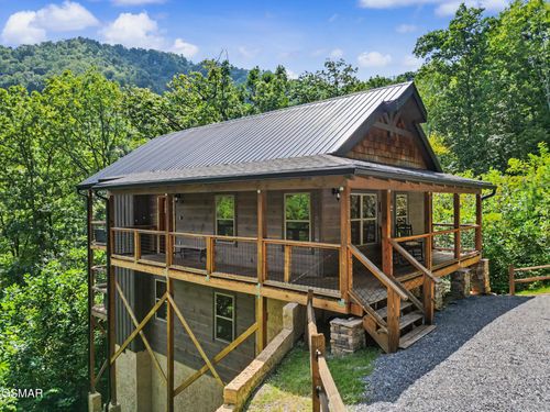 2724 Pine Crest Ln, Sevierville, TN, 37862-7938 | Card Image