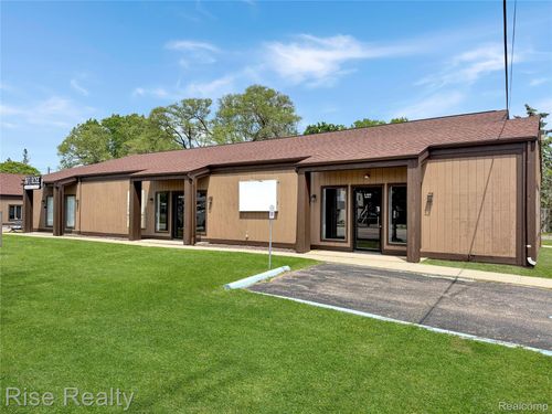 4449 S Saginaw St, Burton, MI, 48529 | Card Image