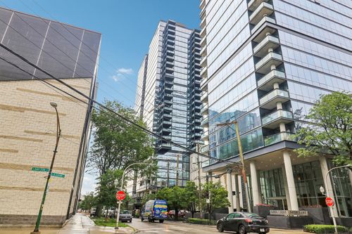 860 W Blackhawk St, Chicago, IL, 60642-2510 | Card Image