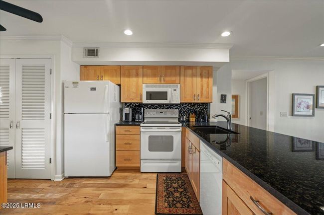 724 N Hampton Ct, Condo with 3 bedrooms, 3 bathrooms and null parking in Fripp Island SC | Image 5