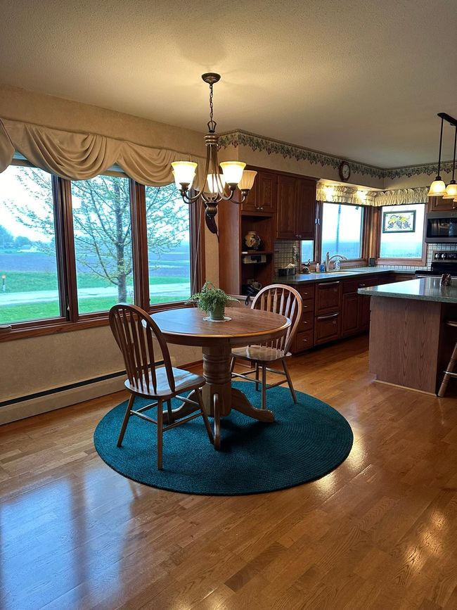 Built in hutch | Image 23