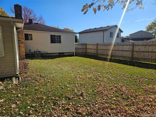 9356 Elaine Dr, Swartz Creek, MI, 48473-8555 | Card Image