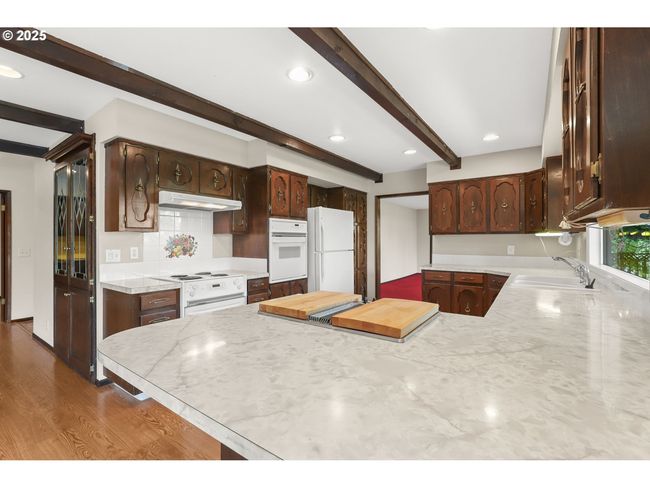 Kitchen-Breakfast Bar | Image 6