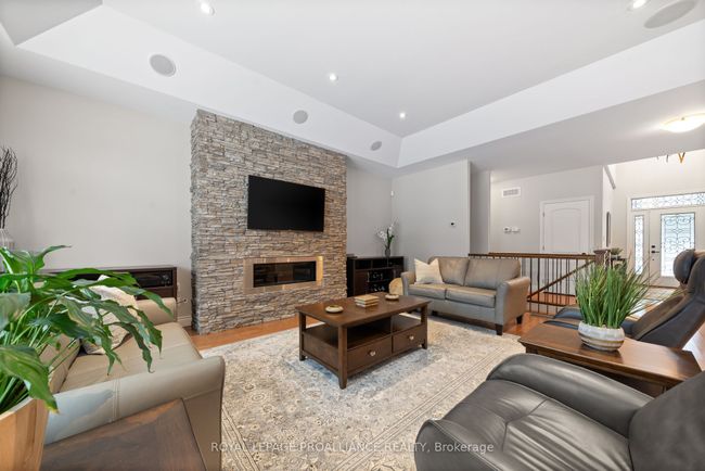 18 Windwhisper Dr, House other with 3 bedrooms, 2 bathrooms and 7 parking in Plainfield ON | Image 7