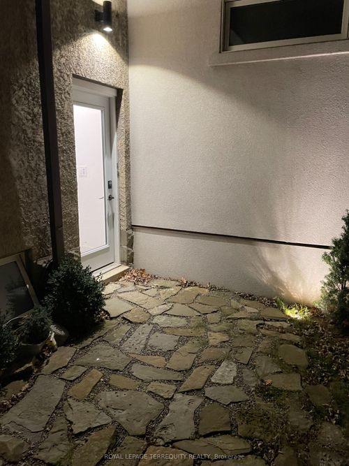 lower-69 Hillcrest Dr, Toronto, ON, M6G2E5 | Card Image