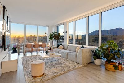 1807 - 680 Seylynn Cres, Condo with 3 bedrooms, 2 bathrooms and 2 parking in North Vancouver BC | Image 2