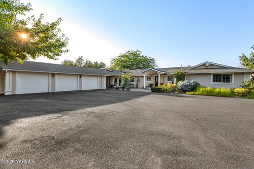 2000 Konnowac Pass Rd, Moxee, WA, 98936-9505 | Card Image