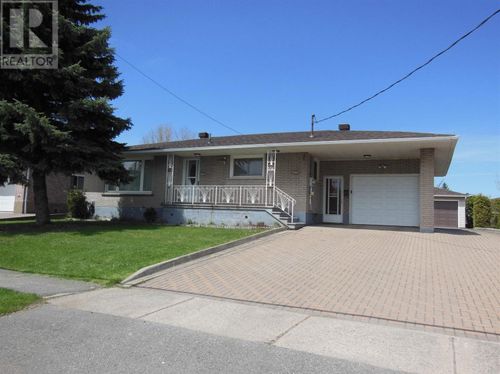 556 Connaught Ave, Sault Ste Marie, ON, P6C2E2 | Card Image