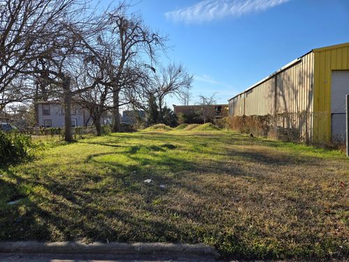 405 Eichwurzel Lane, Houston, TX, 77009 | Card Image