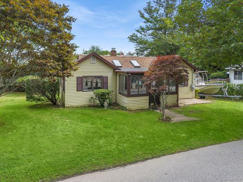 150 Goldin Ln, Southold, NY, 11971-2654 | Card Image