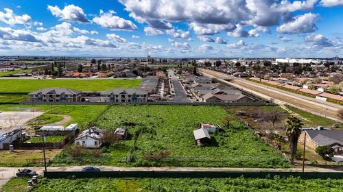 h-1686 E Foster Drive, Tulare, CA, 93274 | Card Image