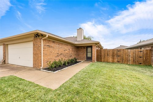 7504 Connie Ln, North Richland Hills, TX, 76182-4668 | Card Image