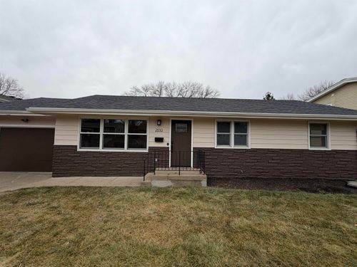 2630 S Saint Marys St, Sioux City, IA, 51106-3423 | Card Image