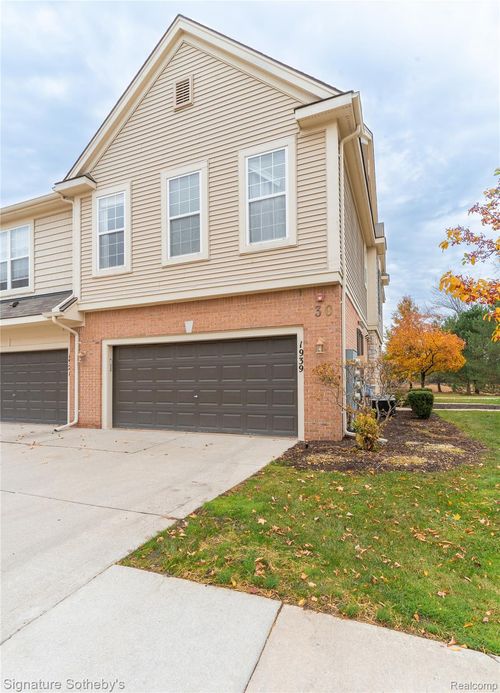 1939 Pinecroft Dr, Canton, MI, 48188-2246 | Card Image