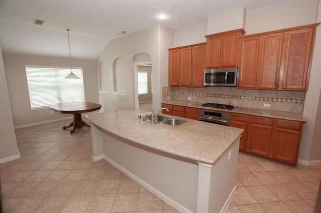 2211 Pearl Bay Ct, House other with 3 bedrooms, 2 bathrooms and 3 parking in Pearland TX | Image 10