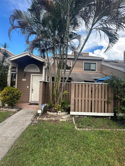 7195 - 7195 Sportsmans Dr, Townhouse with 3 bedrooms, 2 bathrooms and null parking in North Lauderdale FL | Image 2