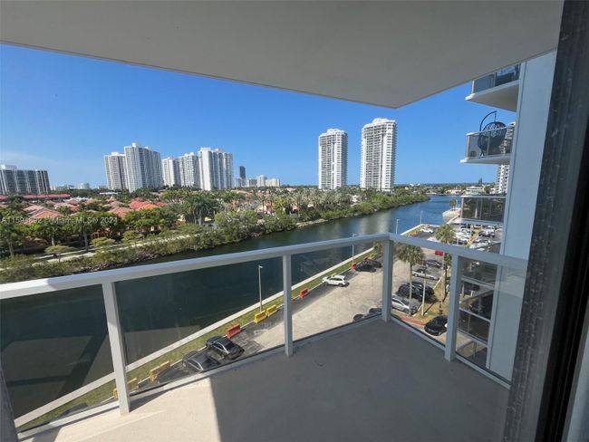 708 - 3701 N Country Club Dr, Condo with 2 bedrooms, 2 bathrooms and null parking in Aventura FL | Image 9