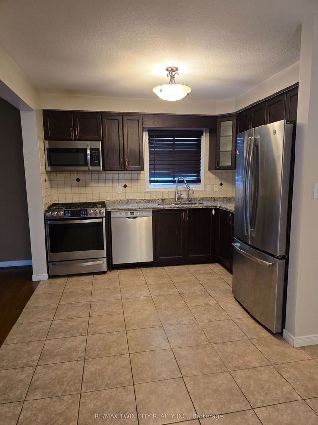 1316 Countrystone Dr, House other with 3 bedrooms, 3 bathrooms and 2 parking in Kitchener ON | Image 5